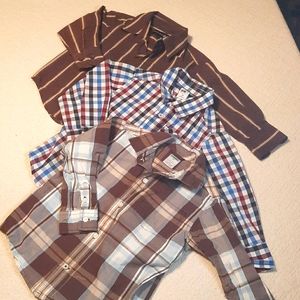 SOLD.      🔶️3/$12🔶️ 2T long sleeve button down